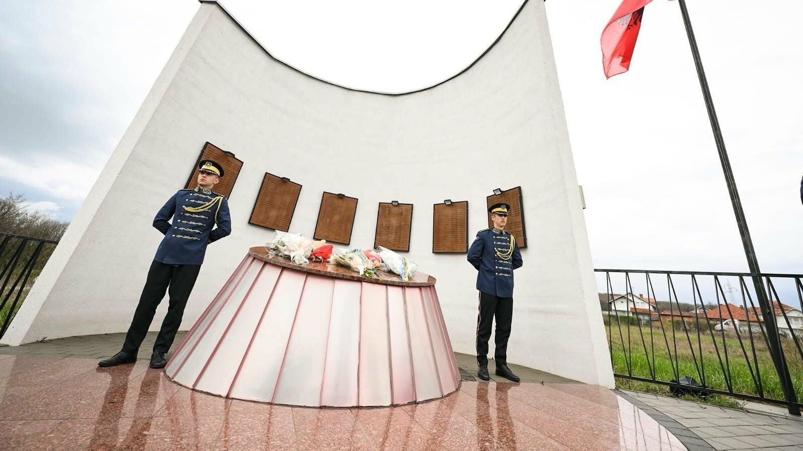 Kurti kujton viktimat e Masakrës së Poklekut: U vranë 53 civilë shqiptarë të paarmatosur