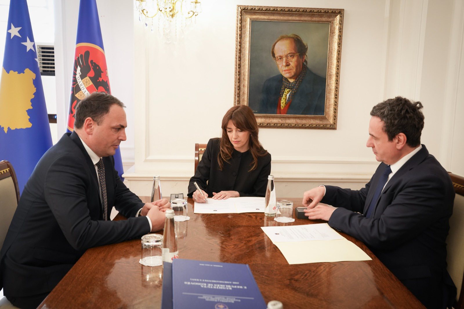 Kurti e Haxhiu ia vazhdojnë mandatin shefit të AKI-së