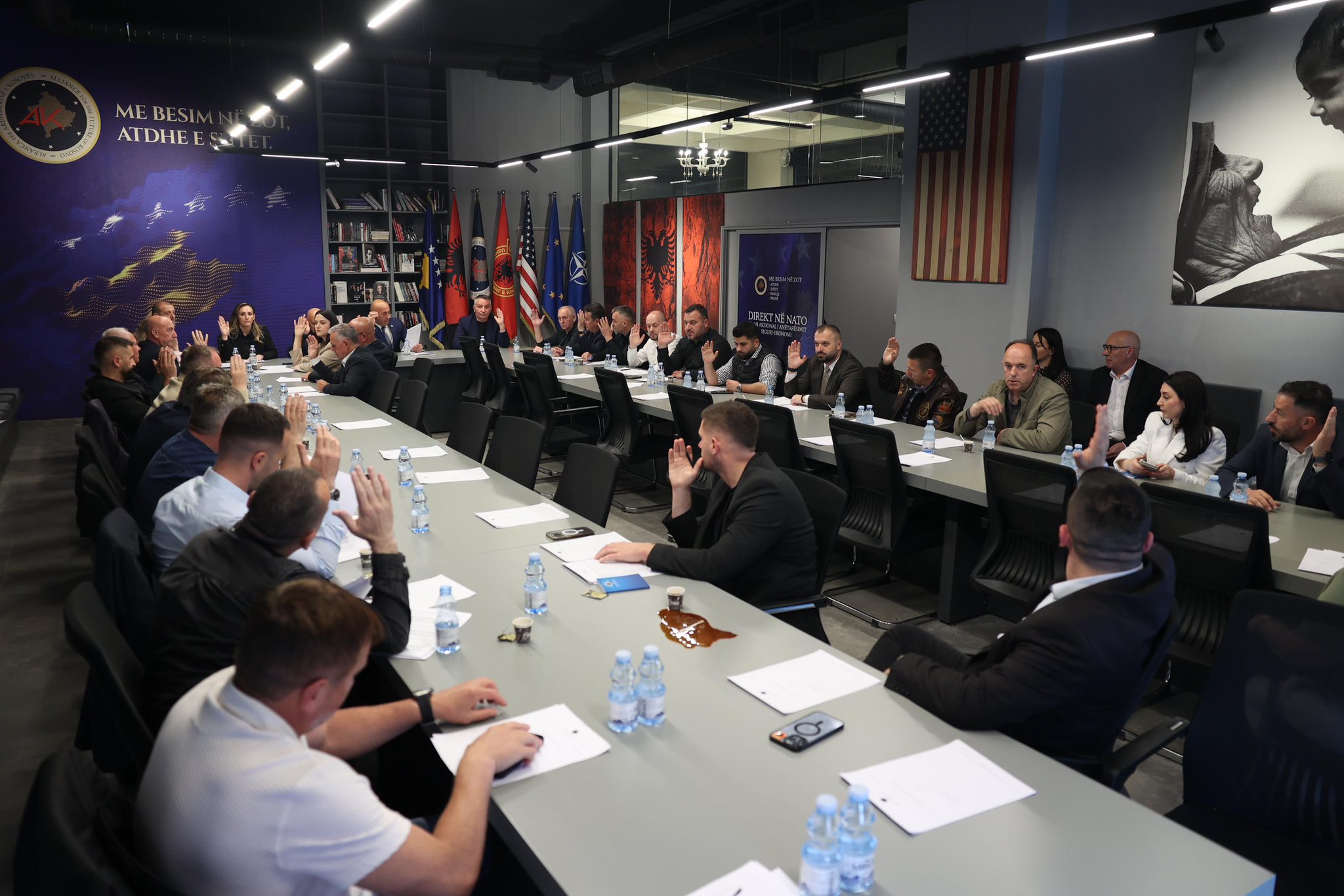 AAK deklarohet pas mbledhjes së kryesisë: Mungesa e rezultateve qeverisëse po e çon vendin drejt zgjedhjeve