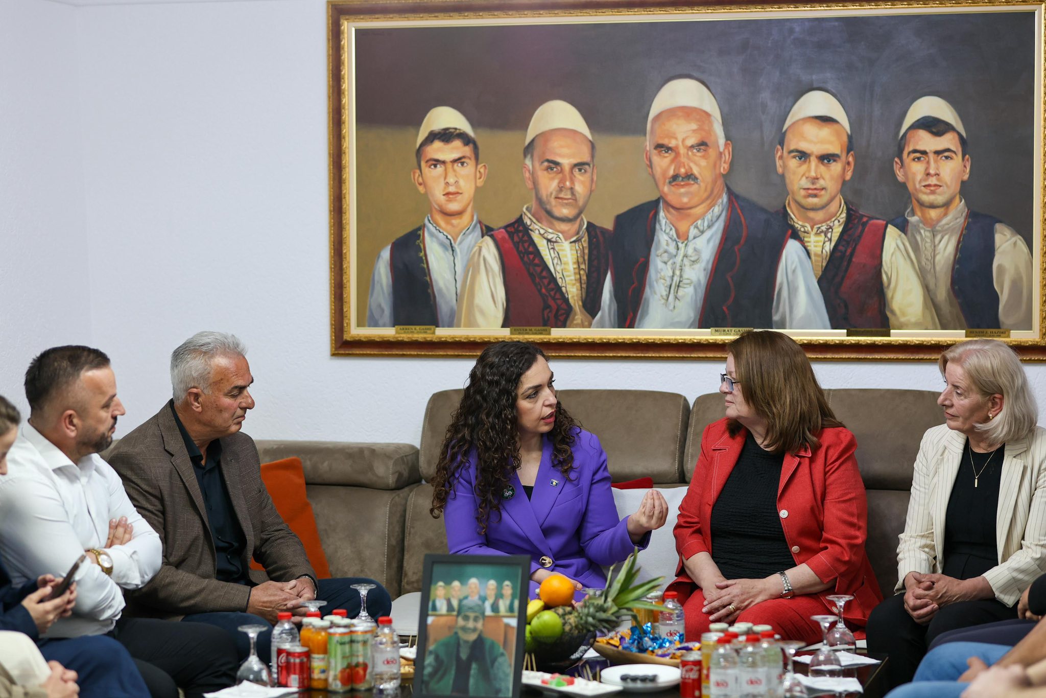 Osmani në vizitë te familja e Zejnepe Gashit – Sakrifica e tyre mbetet amanet për një shtet ku jeta mbrohet gjithmonë