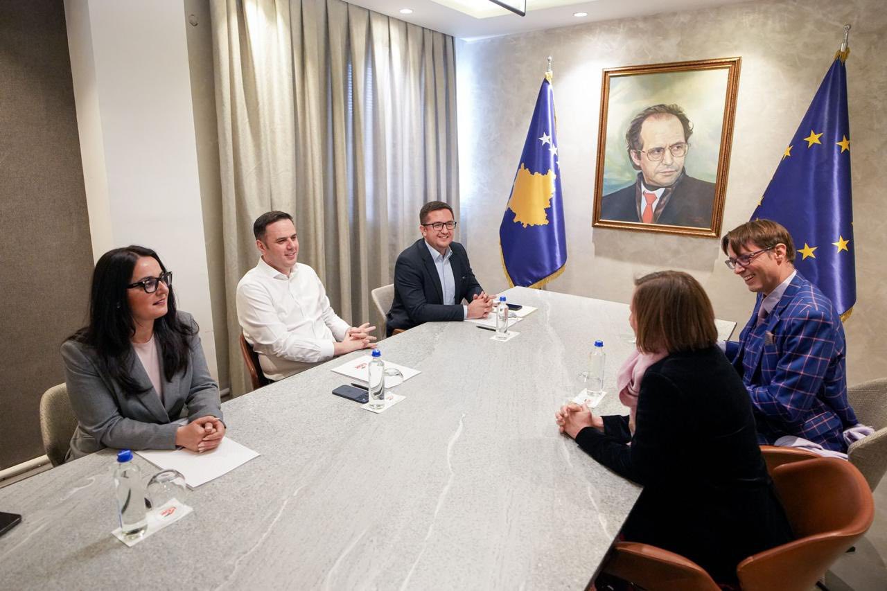 Abdixhiku e informon shefen e BE-së për zhvillimet politike në vend, thotë se vendit urgjentisht i duhen institucionet