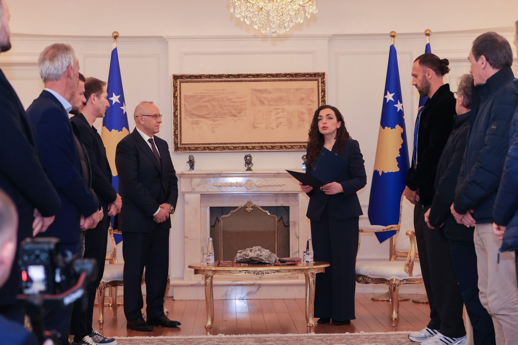 FFK publikon pamje nga ceremonia e dekorimit të lojtarëve nga presidenca