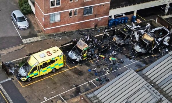 Tre të rinj arrestohen për zjarrvënien e ambulancave të komunitetit hebre në Londër