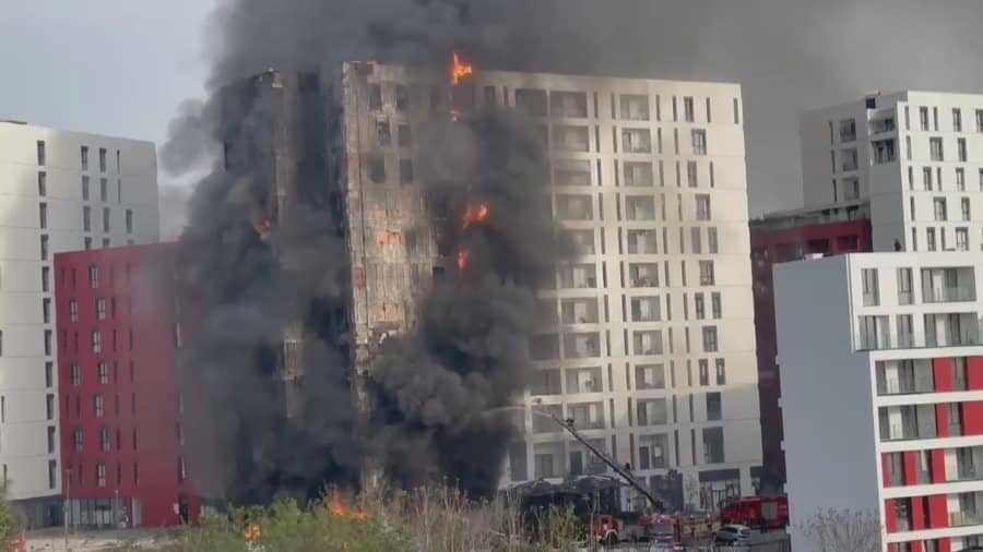 Zjarri në banesën 12-katëshe në Tiranë, dyshohet për zjarrvënie aksidentale nga disa të mitur