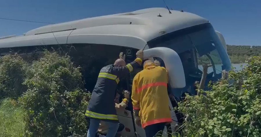 Autobusi i mbushur me nxënës del nga rruga në Zvërnec dhe bllokon qarkullimin