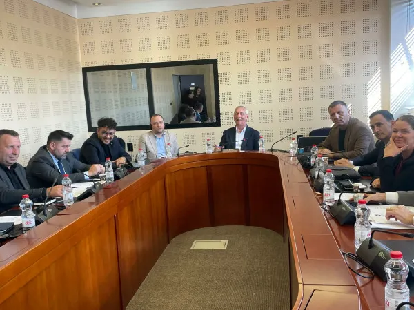 Komisioni për AKI po mban mbledhje të mbyllur për media