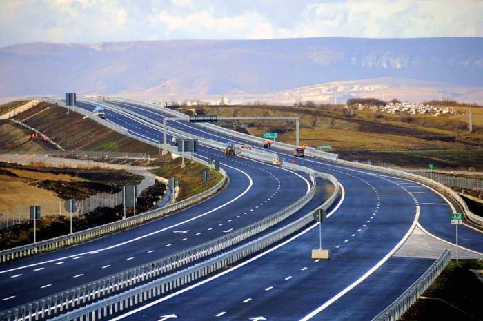 Qeveria ”Kurti” për tri vite më shumë shpenzoi për ndërtimin e trotuareve sesa autostradave