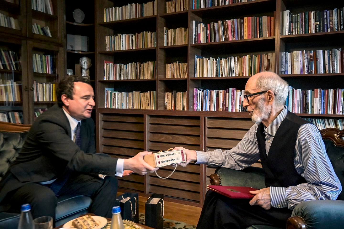 Kurti për Qosjen: Aq shumë u sulmua nga politika dhe kolegët e tij