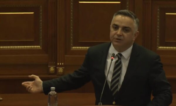 Tahiri: AAK do e votojë Byronë për Konfiskimin e Pasurisë, le t’na hetojë mua e Kurtin të partë, të këqyrim kush sa ka