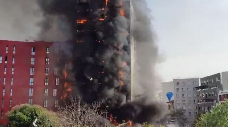 Një zjarr i madh kaplon një ndërtesë në Tiranë