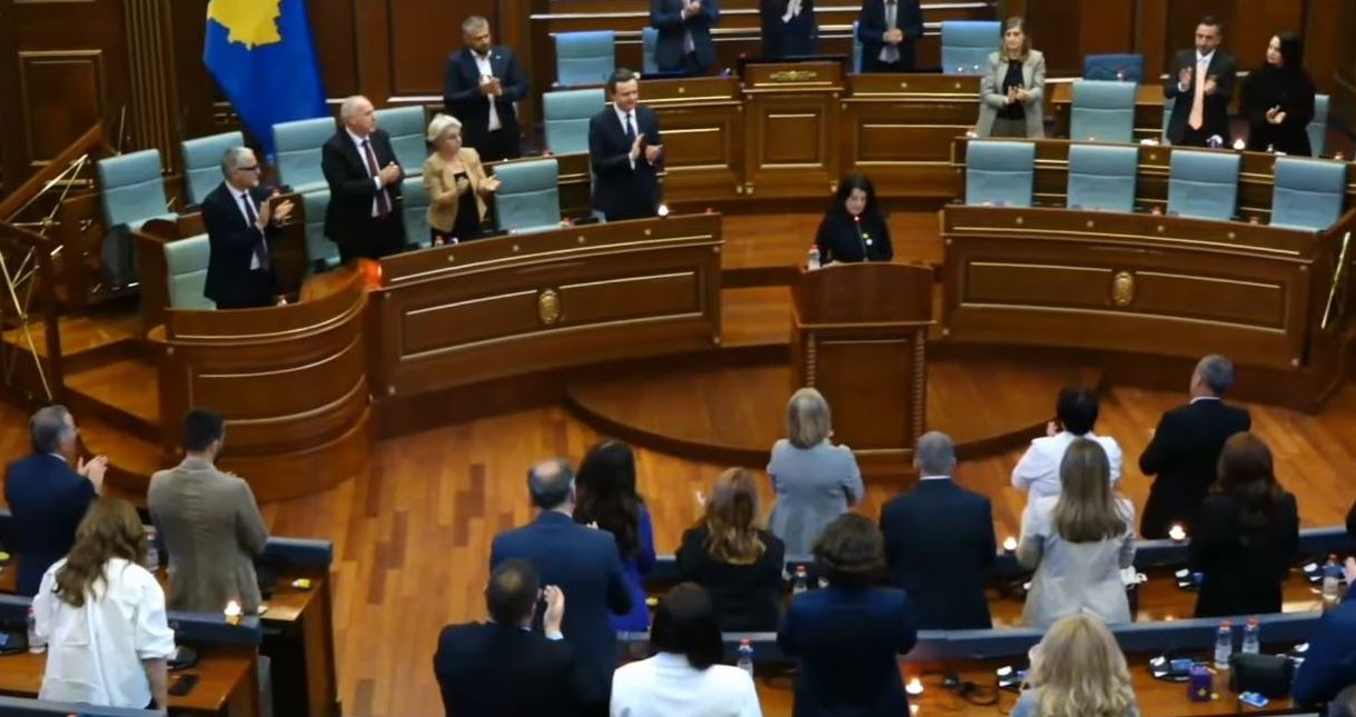 Vasfije Krasniqi përlotet gjatë fjalimit në Kuvend, deputetët ngriten në këmbë