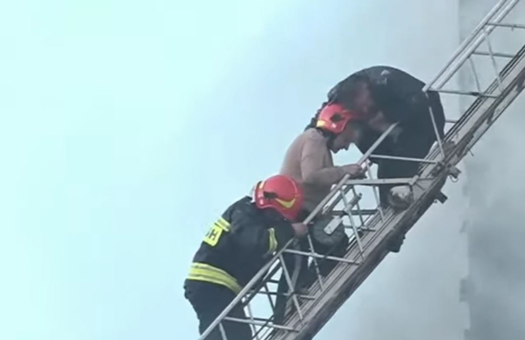 Zjarri në Tiranë, zjarrfikësit shpëtojnë një grua të bllokuar