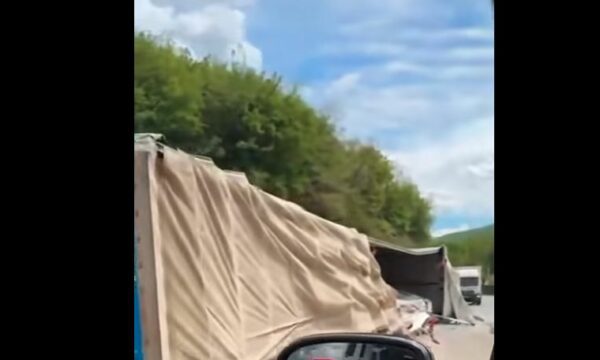 Rrokulliset një kamion tek Banja e Dobërçanit 