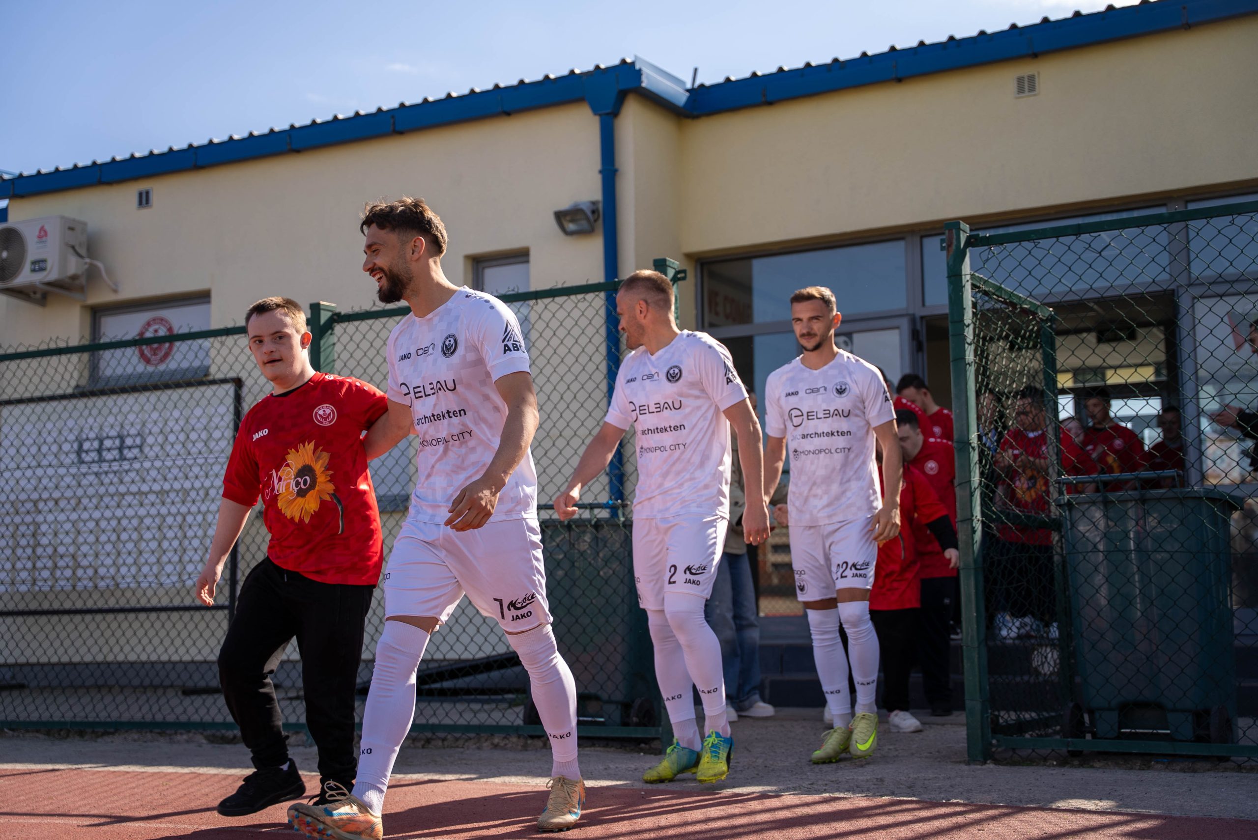 SC Gjilani “pushtohet” nga golat e fëmijëve nga Down Syndrome Kosova, iu dhuron edhe fanella