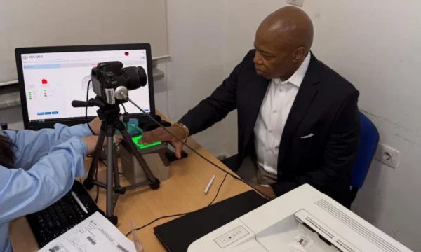 Eric Adams pasi mori pasaportën shqiptare regjistrohet edhe si banor i Tiranës