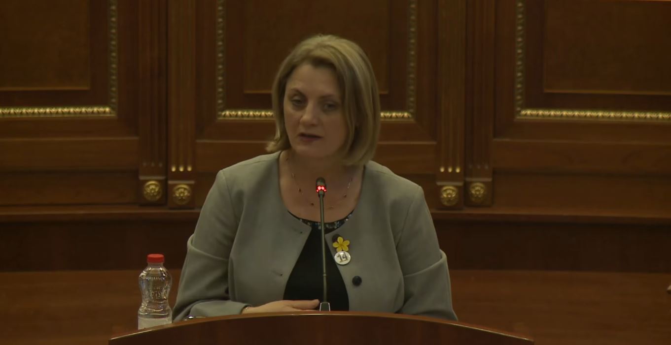 Qirinjtë u punuan nga duart e grave, Rushiti: Ndezja e tyre do të thotë shumë për të mbijetuarit