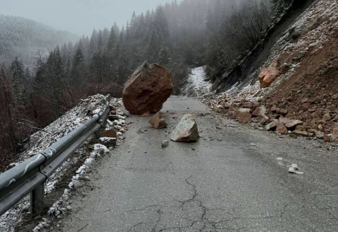 Lirohet një korsi për vetura në rrugën për Rugovë, guri i madh ende s’është hequr