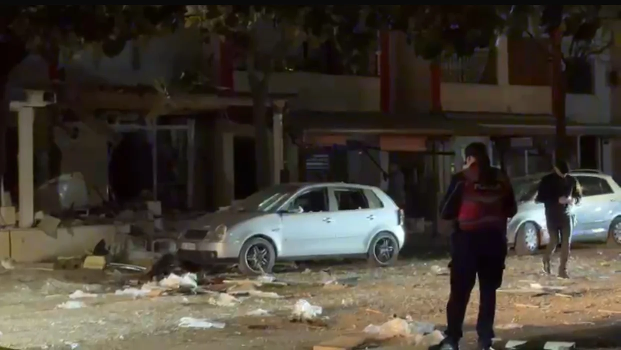 Shpërthim i fuqishëm në Lezhë, disa biznese dhe vetura të dëmtuara