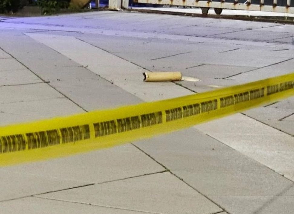 Gjendet një mjet i dyshuar si tymuese afër Kuvendit, Policia vendos shirita