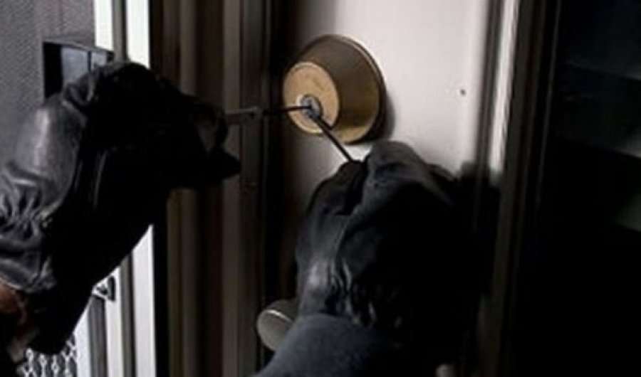 Vjedhje në një shtëpi në Ferizaj, hajnat marrin para