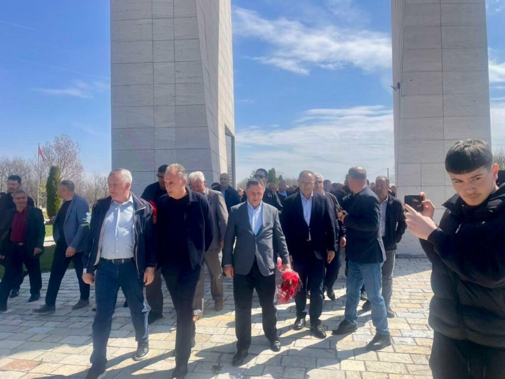 Limaj, Imri Ahmeti dhe Ekrem Kastrati bëjnë homazhe në Kleçkë