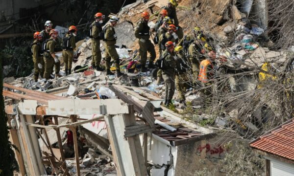 Izraeli: Sulmuam uzinën më të madhe petrokimike në Iran