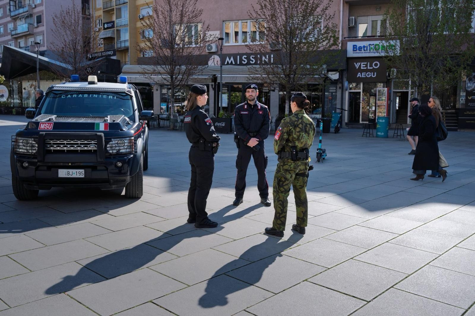 Ushtarët çekë, moldavë dhe italianë të KFOR-it patrullojnë në Prishtinë
