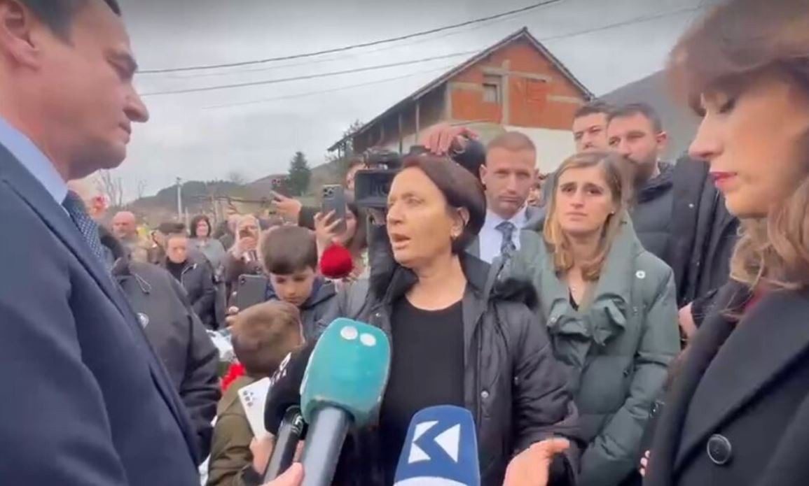 Dëshmitarja e Lybeniqit ia rrëfen tmerret Kurtit: Serbët kanë bërë ‘dolli’ me gjak shqiptari