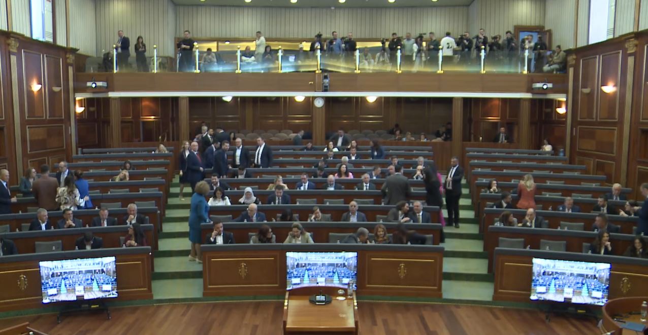 Rezoluta e luftës e propozuar nga PDK kalon në Kuvendin e Kosovës me 90 vota