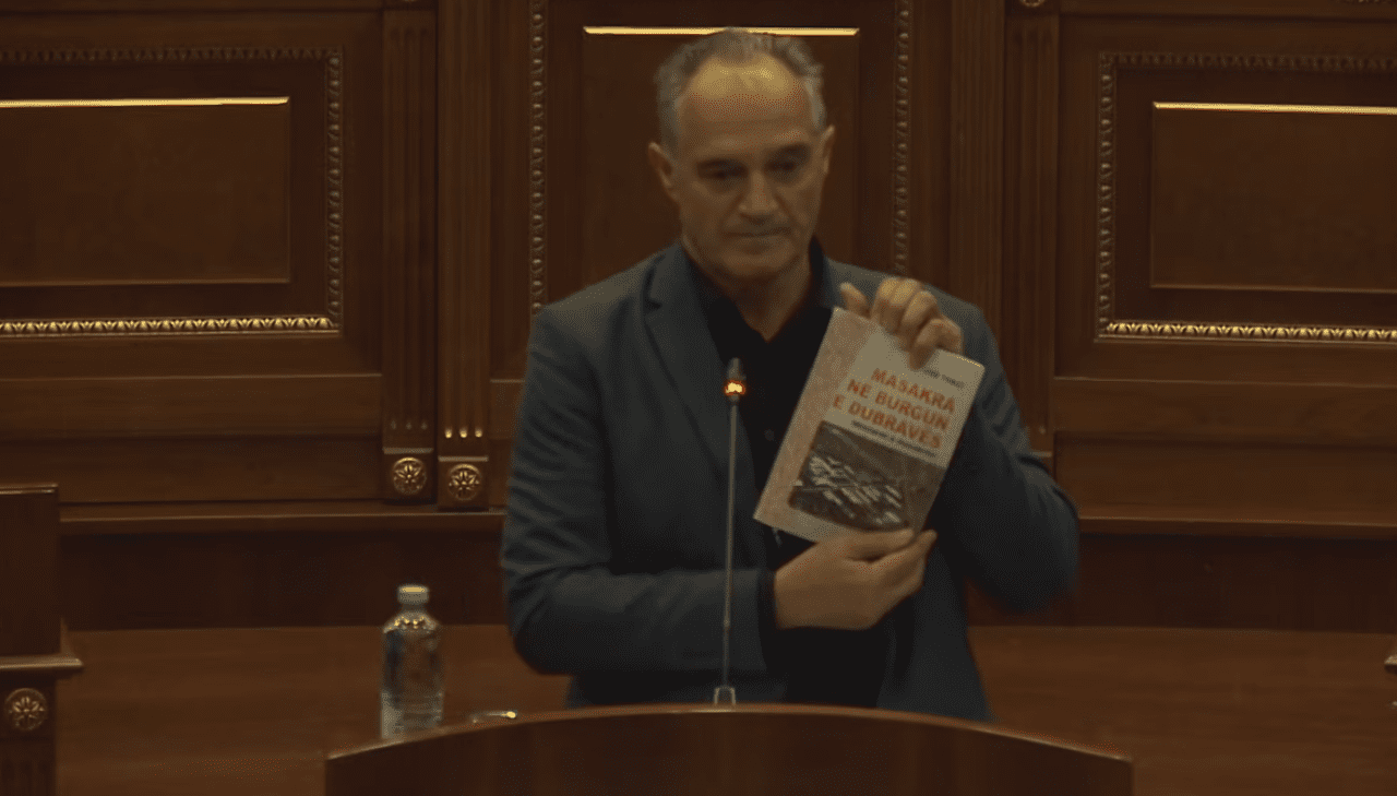 Nait Hasani i PDK-së: Autorët e ekspozitës me pasaktësi për masakrat, të mbahen përgjegjës