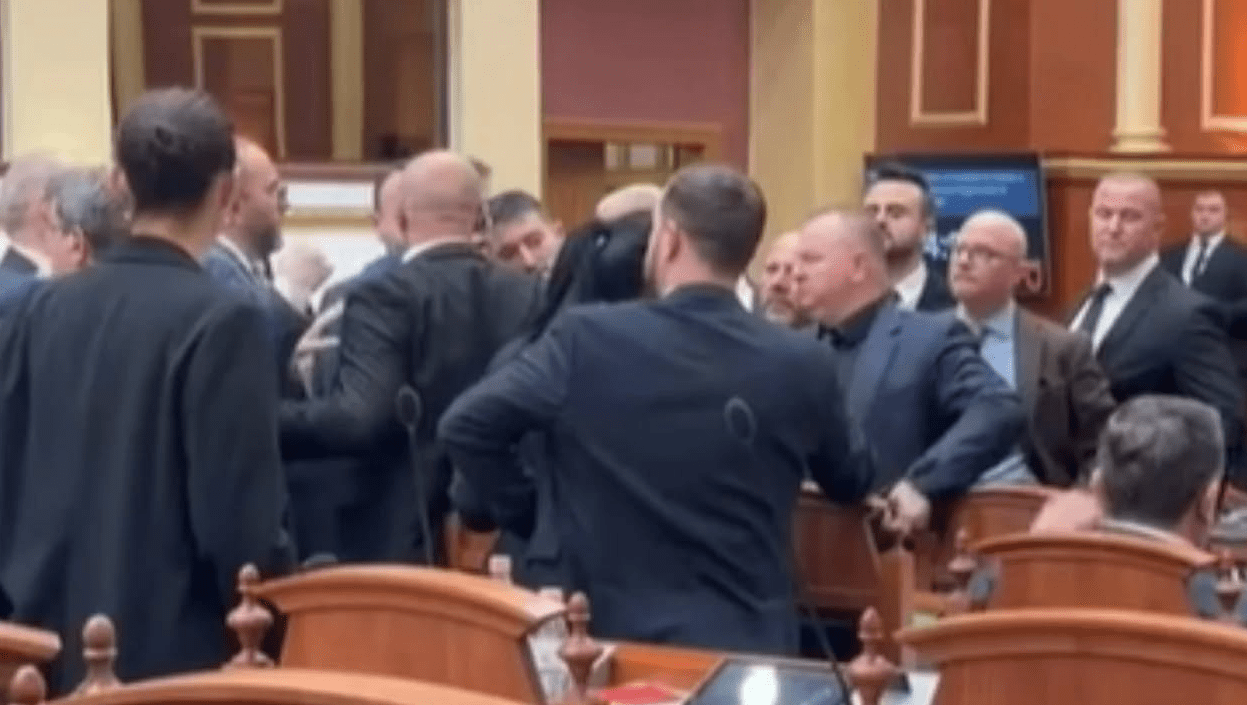Tensione në Kuvendin e Shqipërisë, Balla goditet me shishe