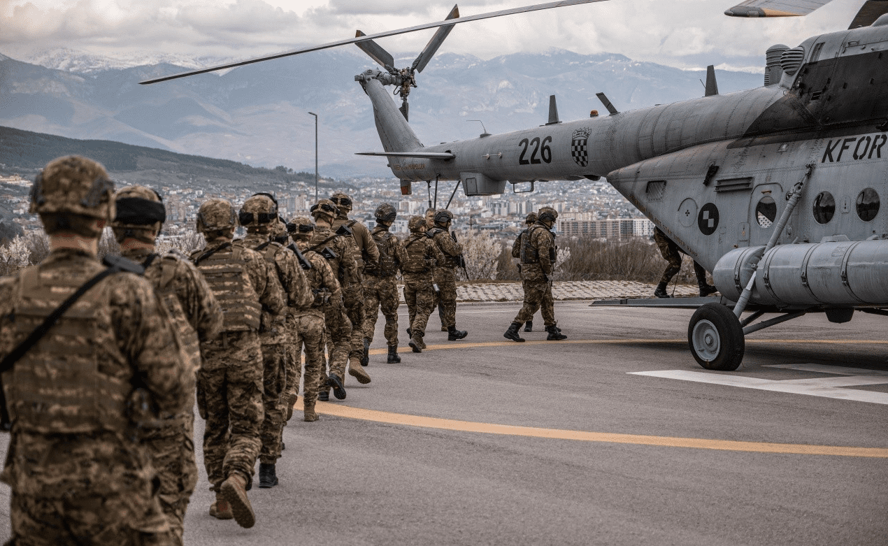 KFOR-i kryen stërvitje me helikopterë në Pejë
