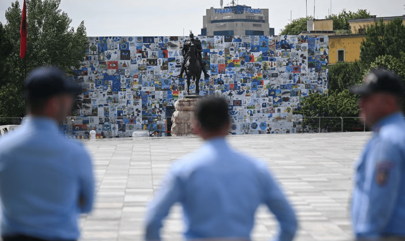 Alarmi amerikan për sigurinë nxit masa të reja dhe përplasje politike në Shqipëri
