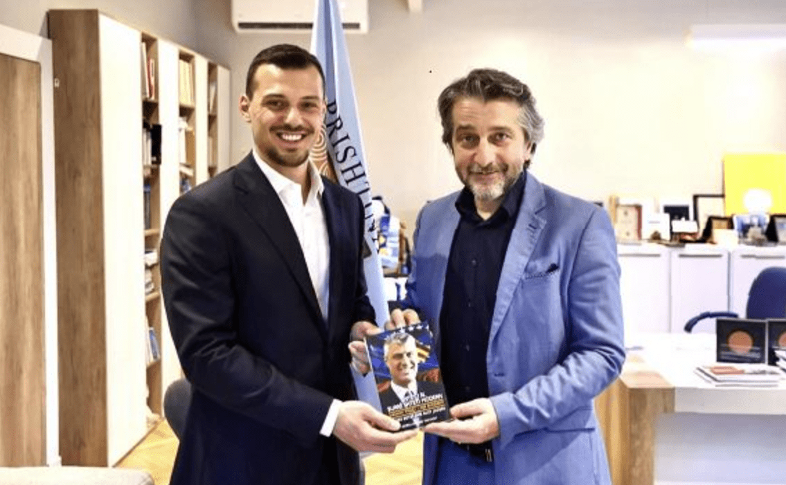 Endrit Thaçi takohet me Ramën, ia dhuron librin autobiografik të babait