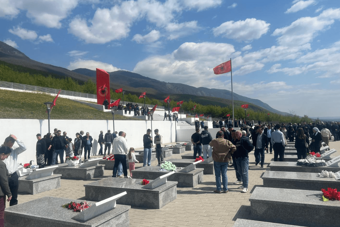 OVL-UÇK bën homazhe tek varrezat e dëshmorëve të Istogut: Dhanë gjithçka për liri