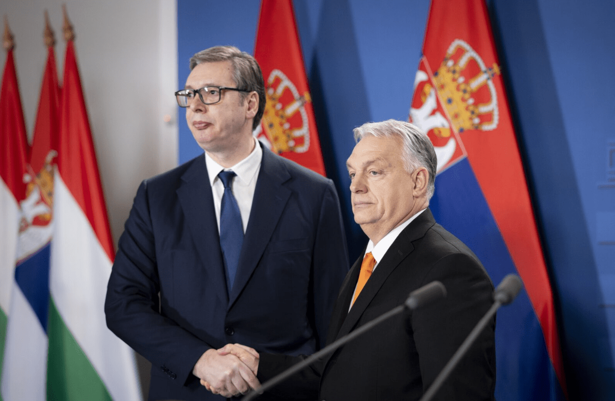 “Humbja e Orbanit në Hungari, një sinjal ndryshimi edhe në Serbi”