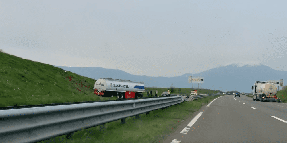 Aksident në dalje të Prizrenit – Cisterna e naftës del nga rruga