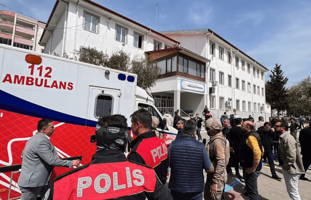 Arrestohet babai i sulmuesit të shkollës në Turqi