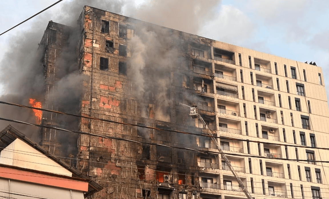 Zjarri në pallatin shumëkatësh në Tiranë, arrestohen katër persona