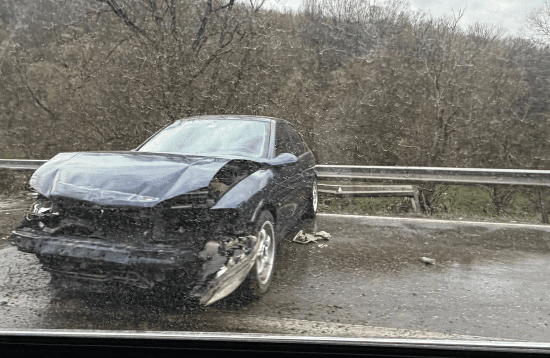 Aksident në Slivovë, një veturë dëmtohet goxha