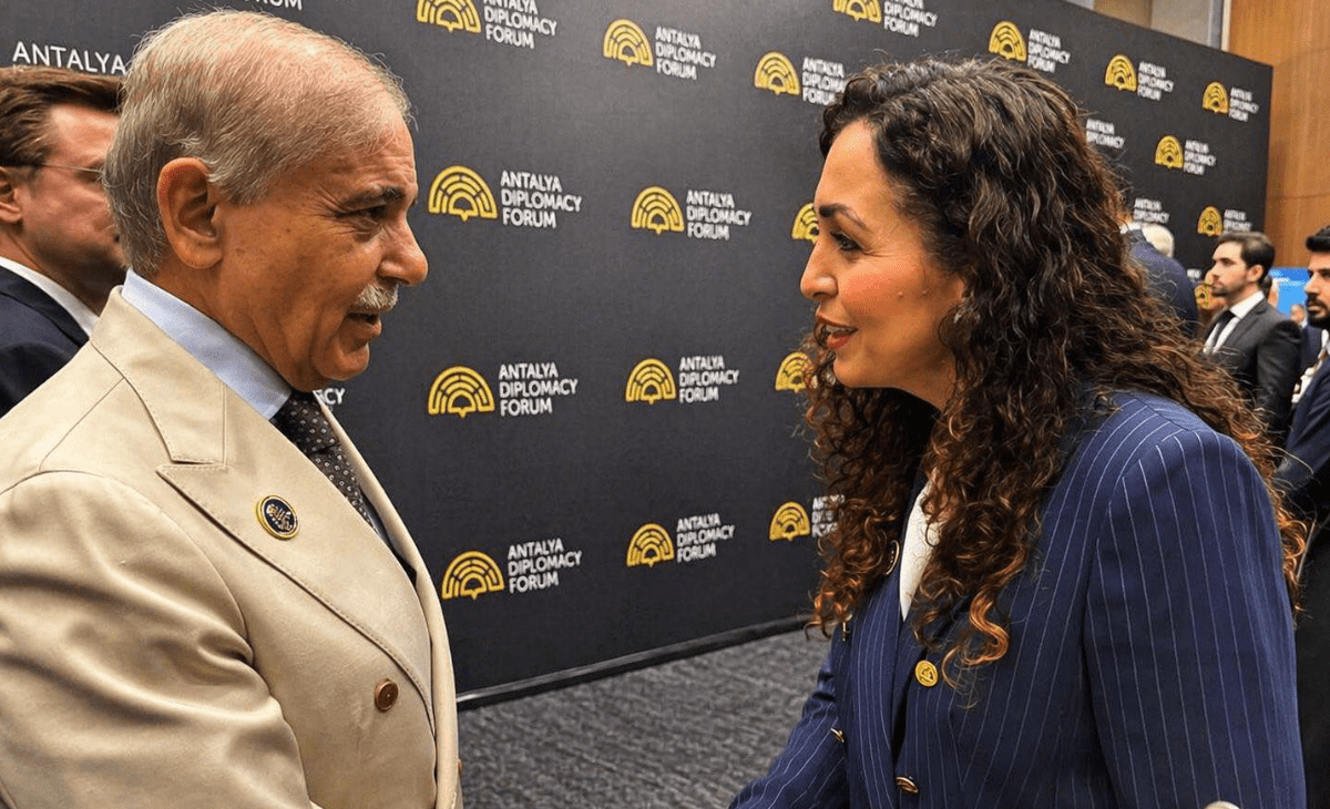 Osmani takohet me kryeministrin e Pakistanit, e falënderon për bashkëpunimin me Kosovën