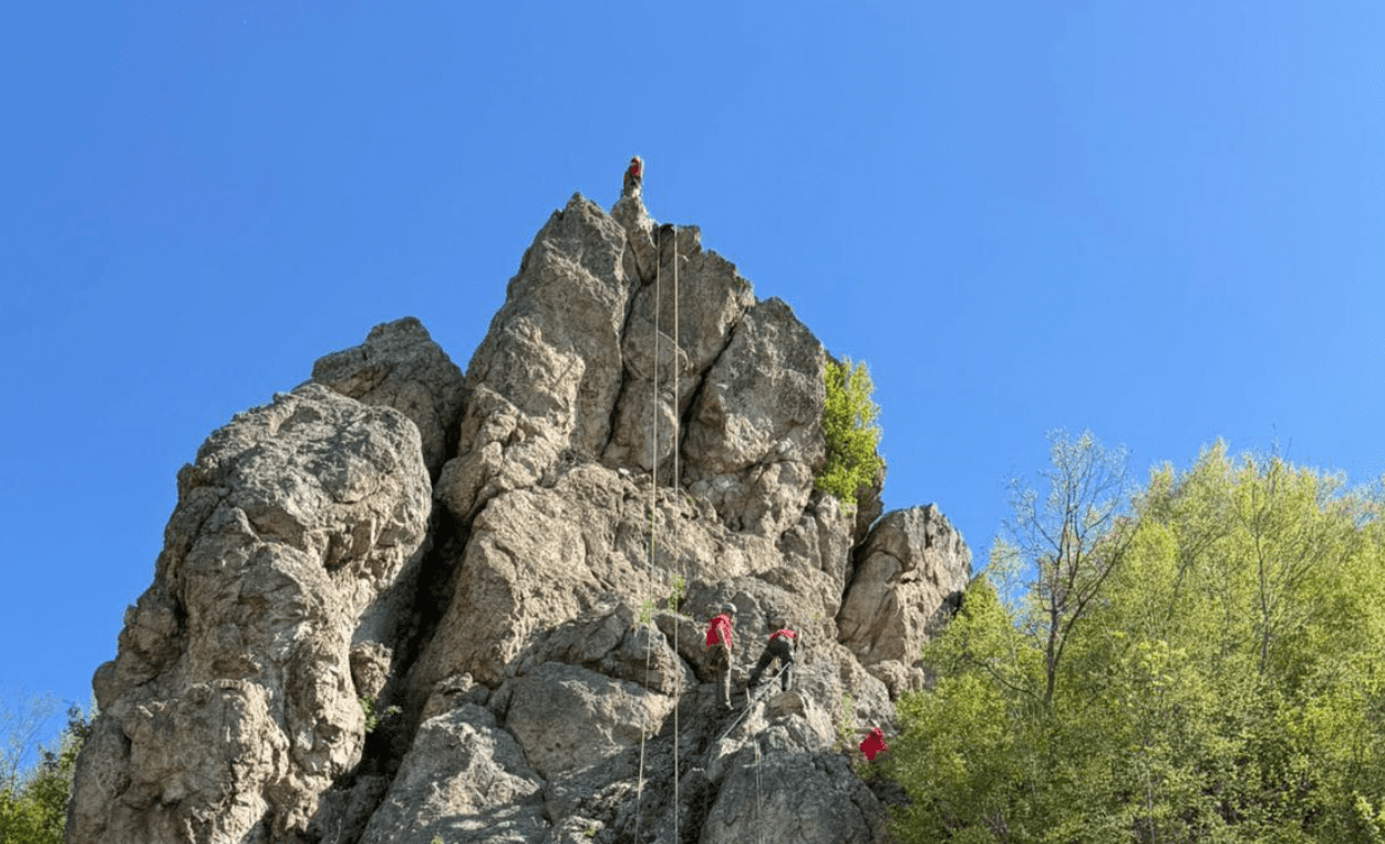 Shoqata e Kërkim-Shpëtimit zhvilloi sot trajnim për ndërhyrje në terrene të vështira malore
