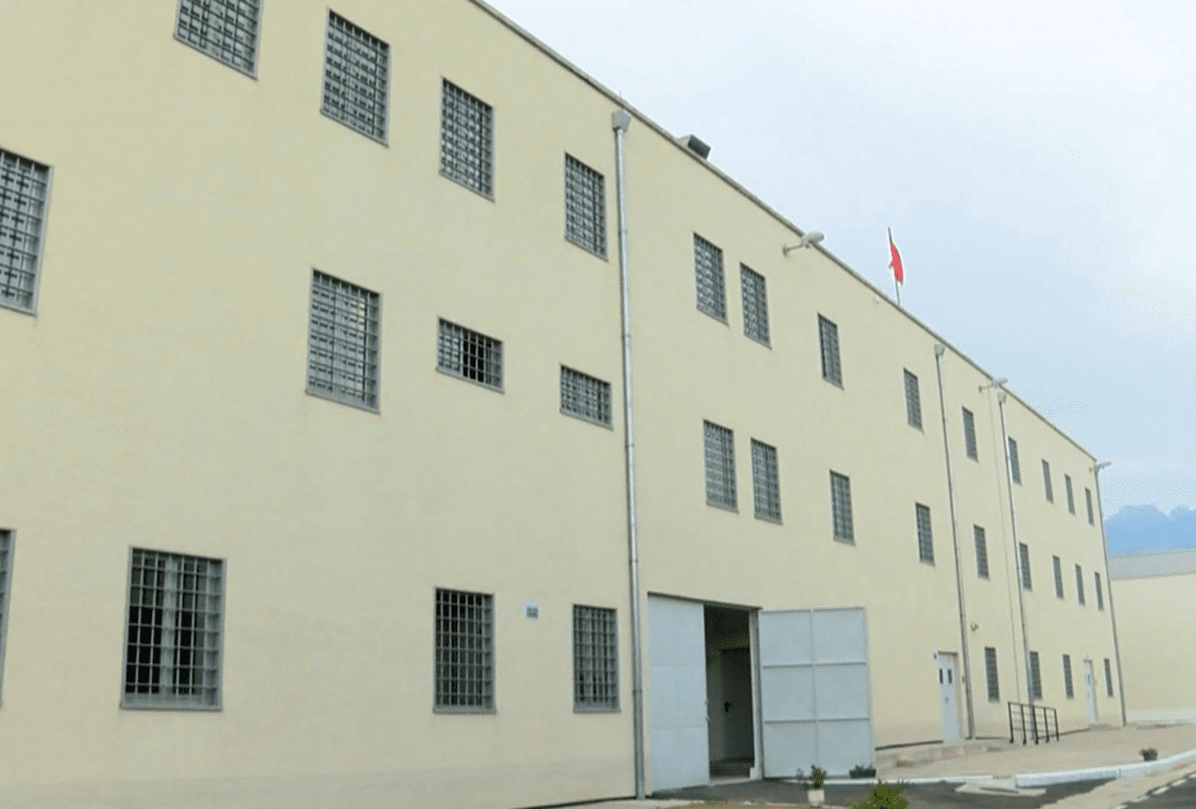 Dy të paraburgosur sulmojnë gardianin e burgut në Shkodër