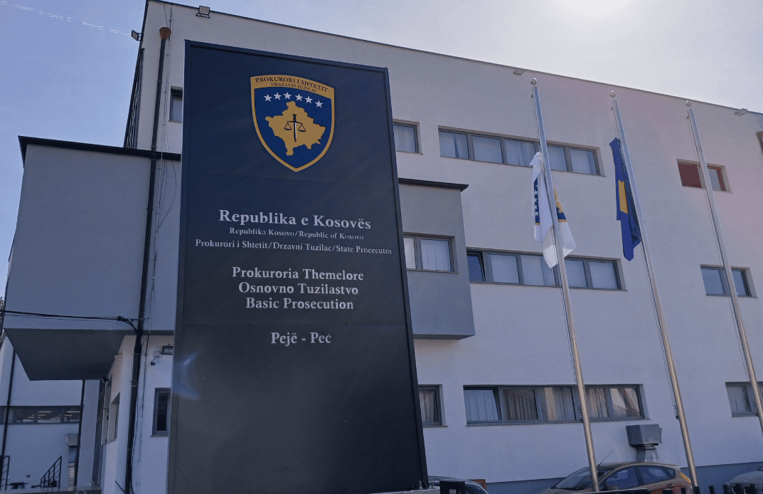 Aktakuzë ndaj personit që sulmoi me sëpatë babanë, në Isniq të Deçanit