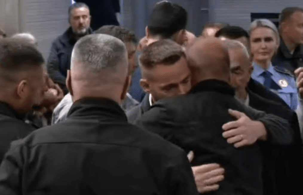 Familjarët e Liridona Ademajt përqafohen, pasi vrasësit e saj u dënuan me burgim të përjetshëm