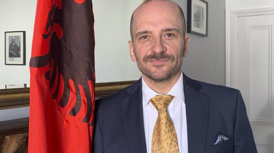 Ambasadori shqiptar në “The Guardian” – Shqiptarët po paguajnë çmimin e paragjykimeve dhe demonizimit politik në Britani