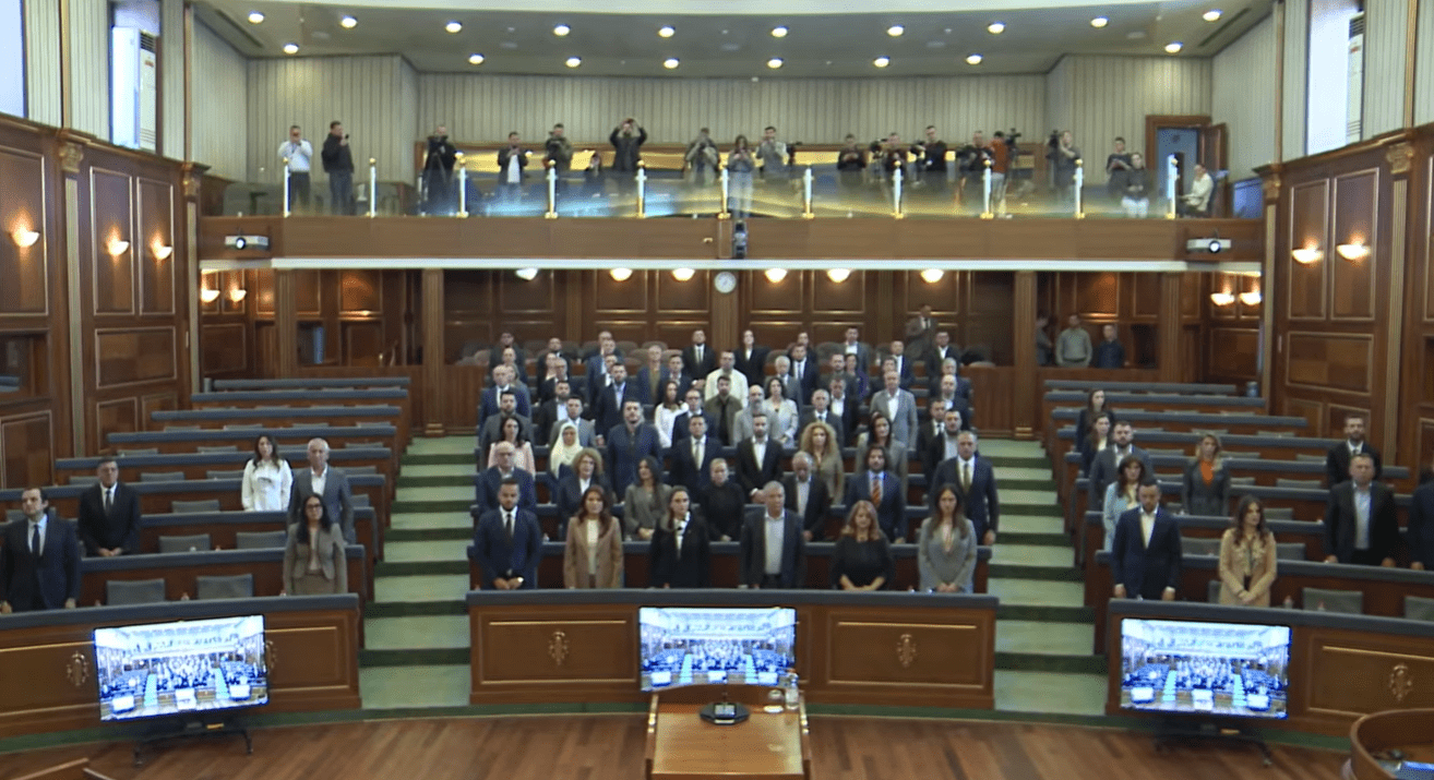 Vdekja e Rexhep Qosja, deputetët në Kuvend mbajnë një minutë heshtje