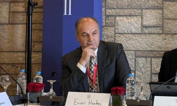 Hoxhaj me kërkesa për BE-në në Delphi: Kërkojmë proces të drejtë dhe fer për integrimin e Kosovës në BE
