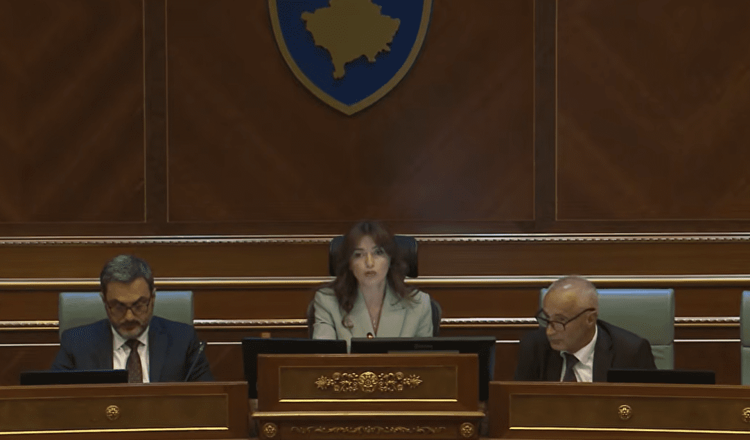 Albulena Haxhiu nuk përton, i thërret me emra veç e veç deputetët e opozitës që të vijnë në seancë