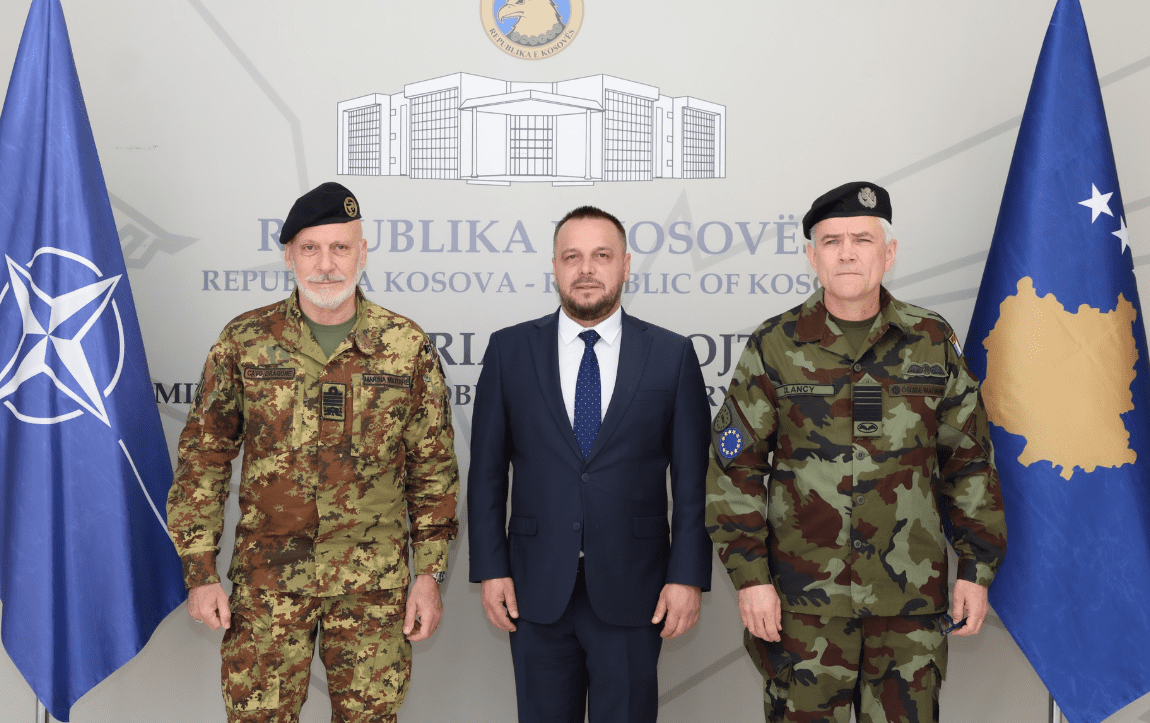 Maqedonci flet me zyrtarë të NATO-s për zhvillimin e FSK-së